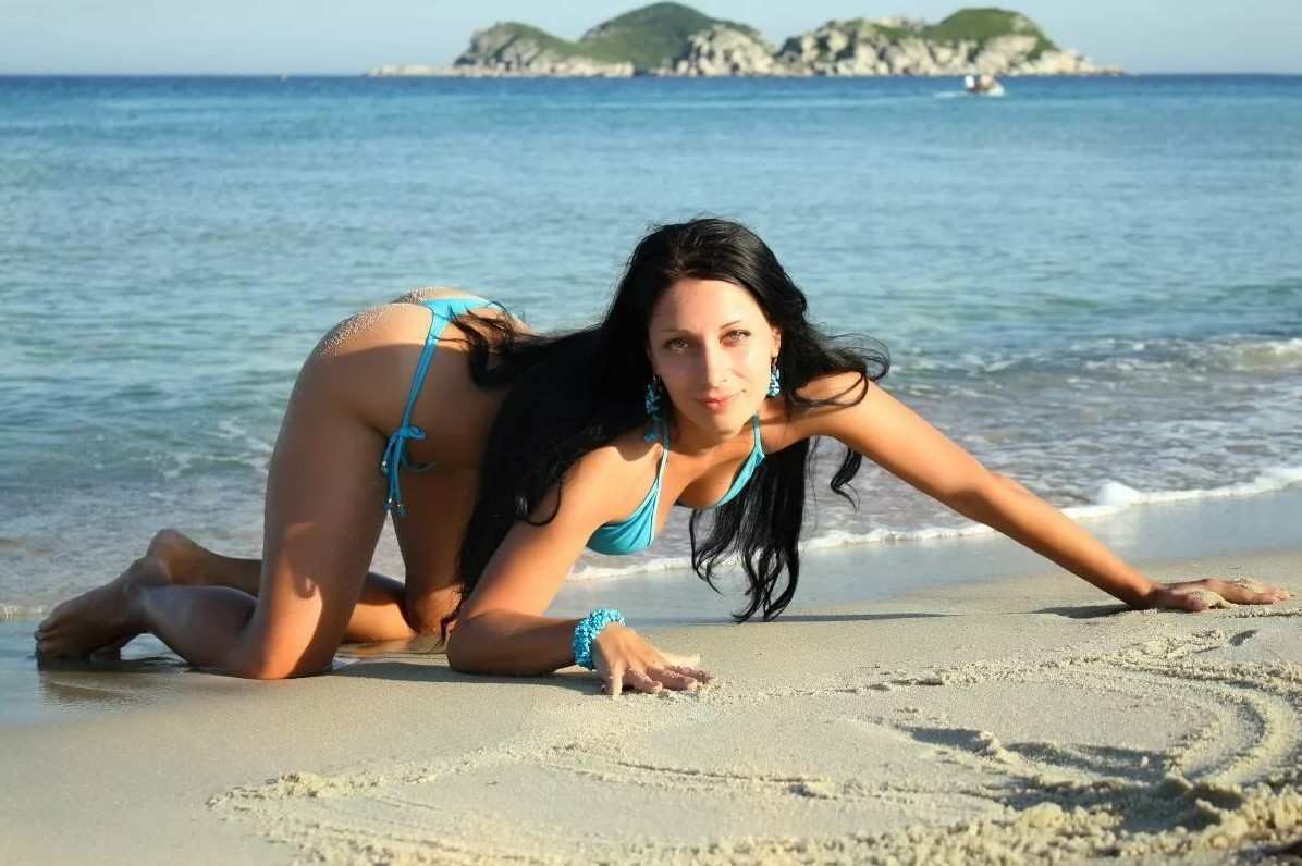 Сексапильная баба на пляже позирует в красивом купальнике - порно фото