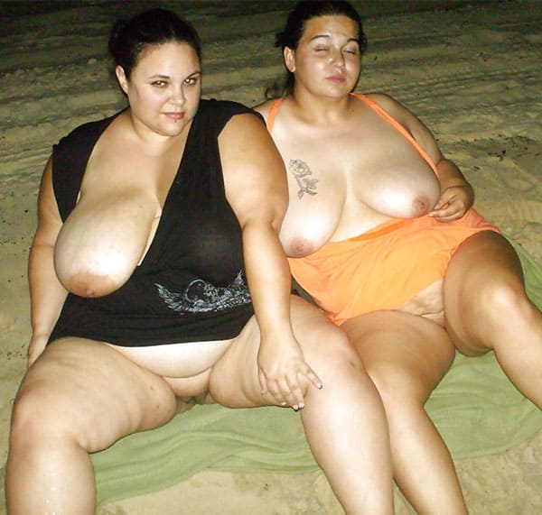 BBW на пляже в бикини и стрингах