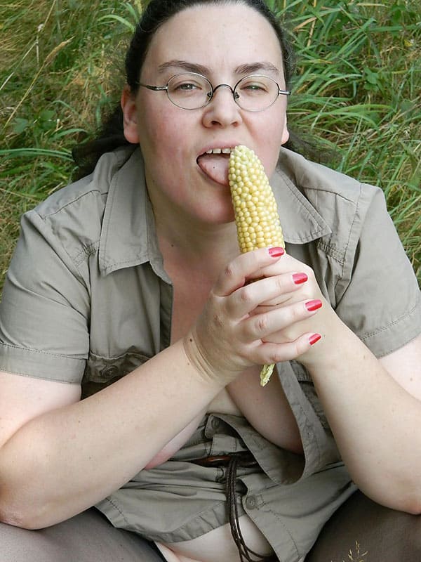 Зрелая нимфоманка мастурбирует пизду кукурузой