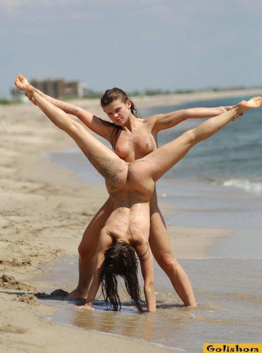 Голые гимнастки на пляже.