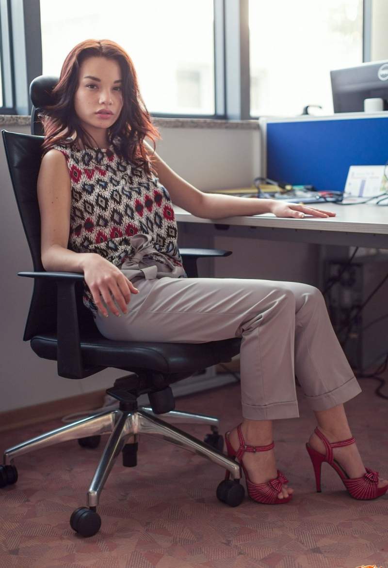 Сексуальная азиатская красивая женщина разделась на работе ✅ Фото