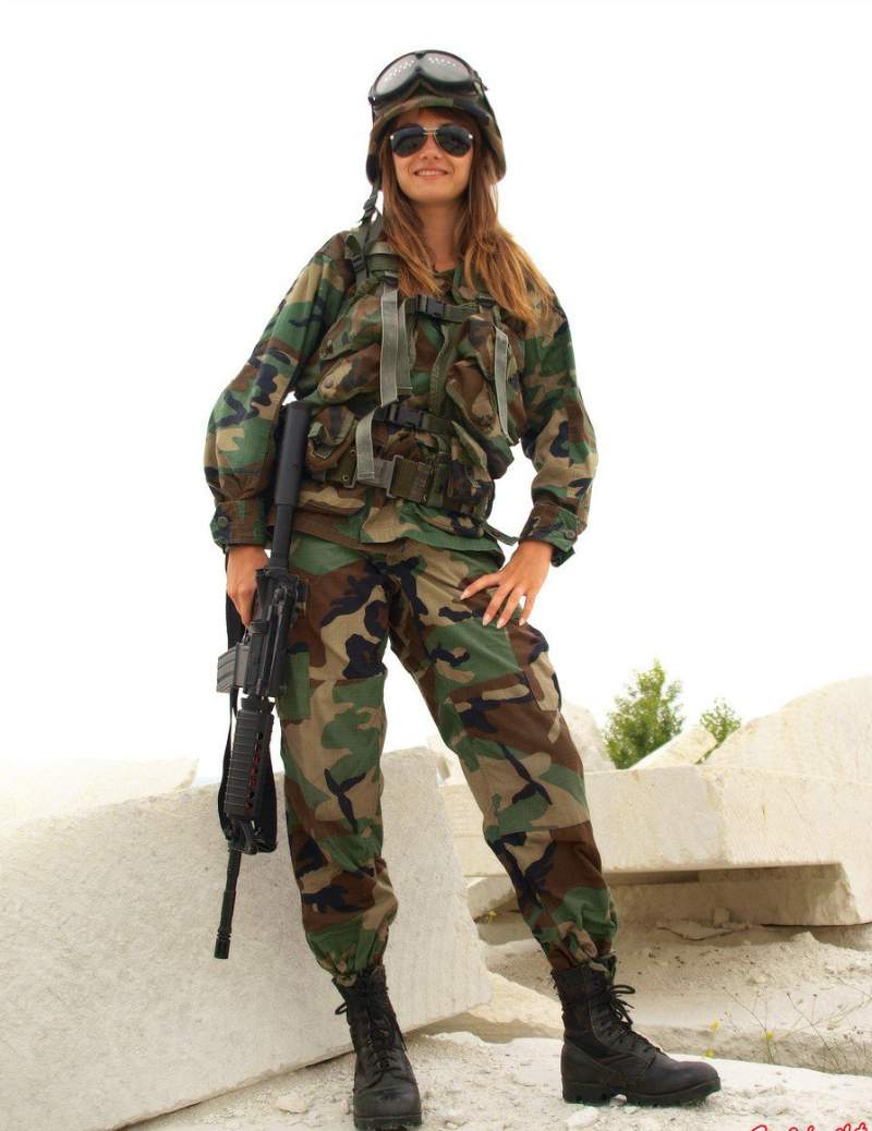 Красивая женщина в военной фигуре на фото