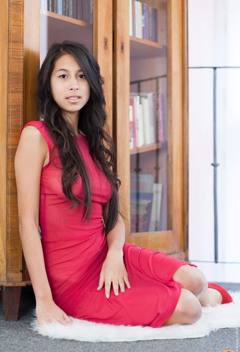 Прекрасная азиатка в сквозистом платье и туфлях ✅ Фото
