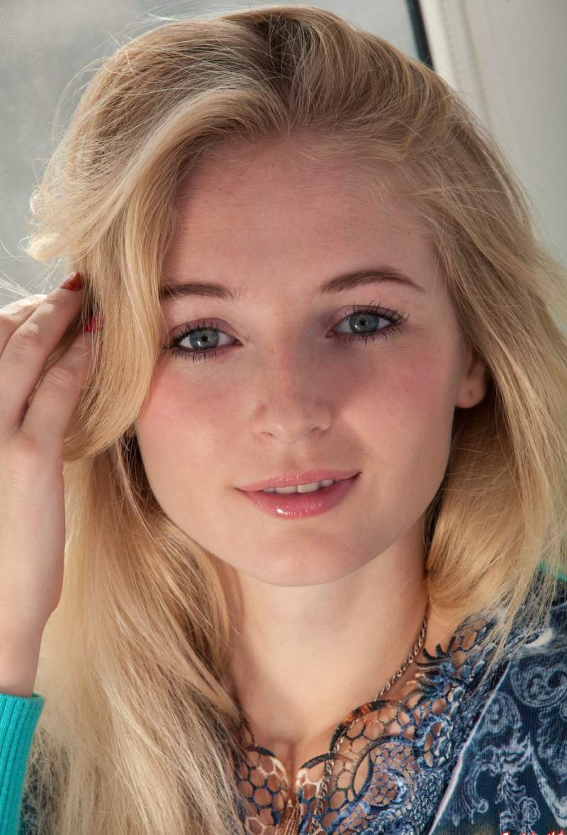 Молодая блондинка на фото