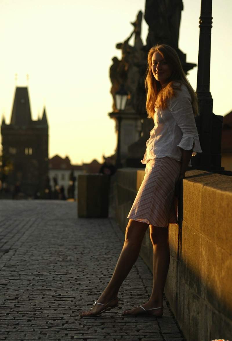 Красивая женщина гуляет по городу в юбке без трусов ✅ Фото