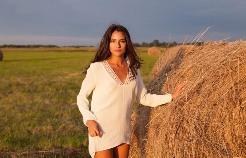 Фото 💥 Молодая красивая женщина нагая в поле на стоге сена