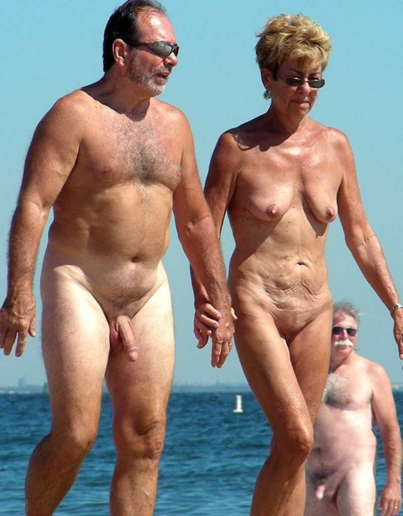 Зрелые нудисты на пляже - 65 фото