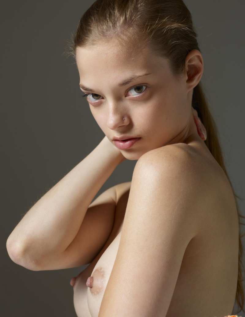 Фото 💥 Молодая модель с поджаристым нагим телом