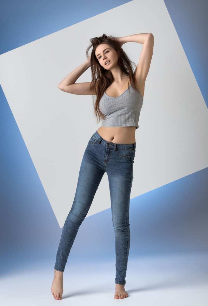 Фото 💥 Грудастая модель освободила джинсы и майку в студии