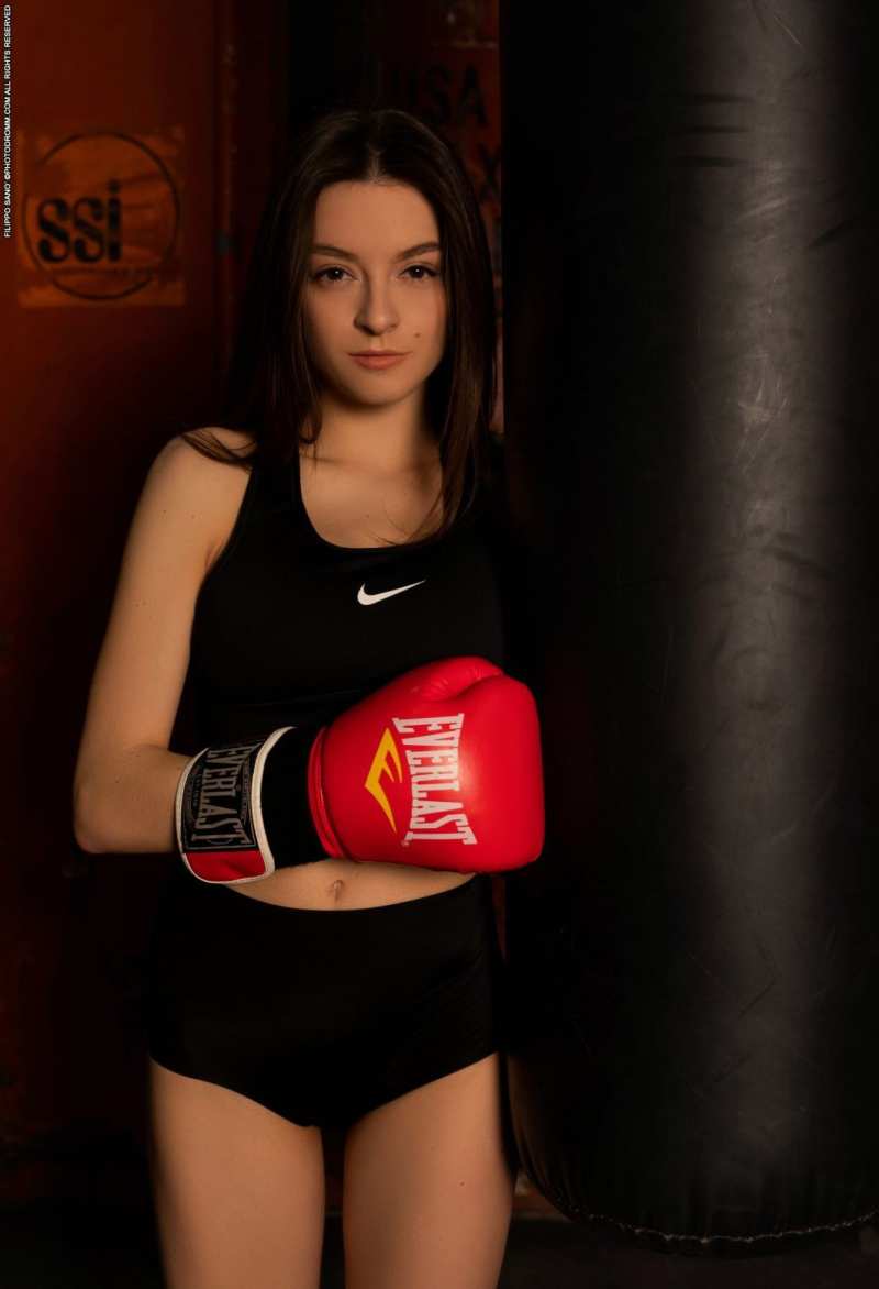 Фото 💥 Нагая красивая женщина в боксёрских перчатках