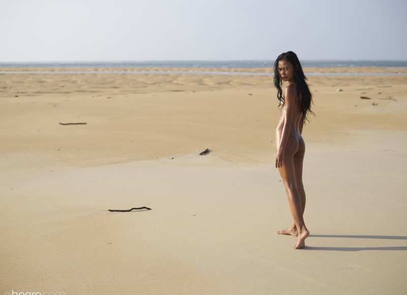 Фото 💛 Азиатка с плоскими сиськами на пляже